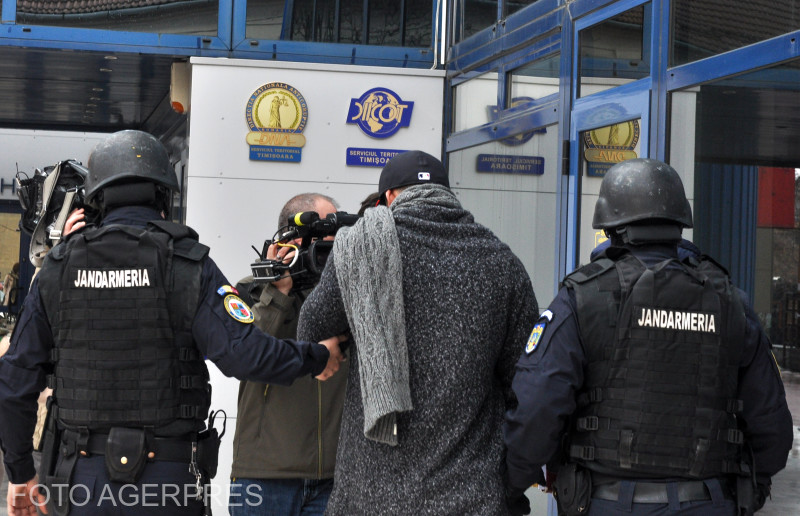 politistii-au-confiscat-12-kg-de-cannabis-si-400-de-comprimate-de-ecstasy