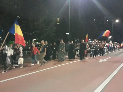 sute-de-tineri-la-procesiunea-luminii-i-a-portului-popular
