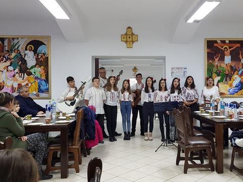o-mana-calda-pentru-o-ghetua-rece