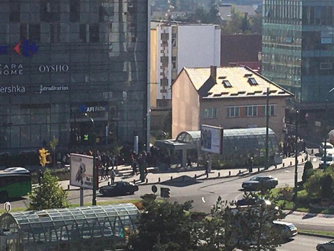 s-a-deschis-mall-ul-din-centrul-civic-braovenii-au-uitat-de-pandemie-i-stau-la-cozi-fara-griji