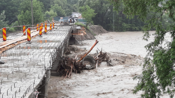 Striped Orderly Aside Trasee montane şi zone de camping afectate de furtuni şi vijelii - România  - Radio România Actualităţi Online
