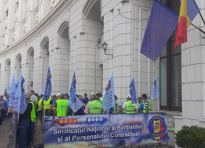 politisti-si-angajati-din-penitenciare-protesteaza-in-piata-victoriei