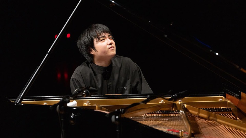 mao-fujita-concerteaza-la-rudolfinum-din-praga-alaturi-de-orchestra-filarmonicii-cehe-i-dirijorul-semyon-bychkov
