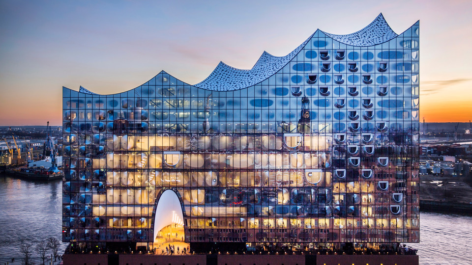 strauss-saint-saens-prokofiev-i-stravinsky-cu-orchestra-elbphilharmonie-dirijata-de-alan-gilbert