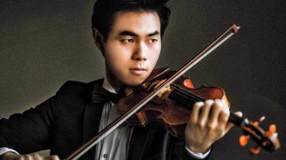 in-direct-de-la-sala-smetana-ceaikovski-cu-violonistul-timothy-chooi-solist-al-orchestrei-simfonice-a-radiodifuziunii-din-praga
