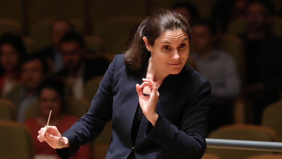 bbc-proms-prezena-feminina-la-pupitrul-orchestrei-simfonice-bbc-din-scoia