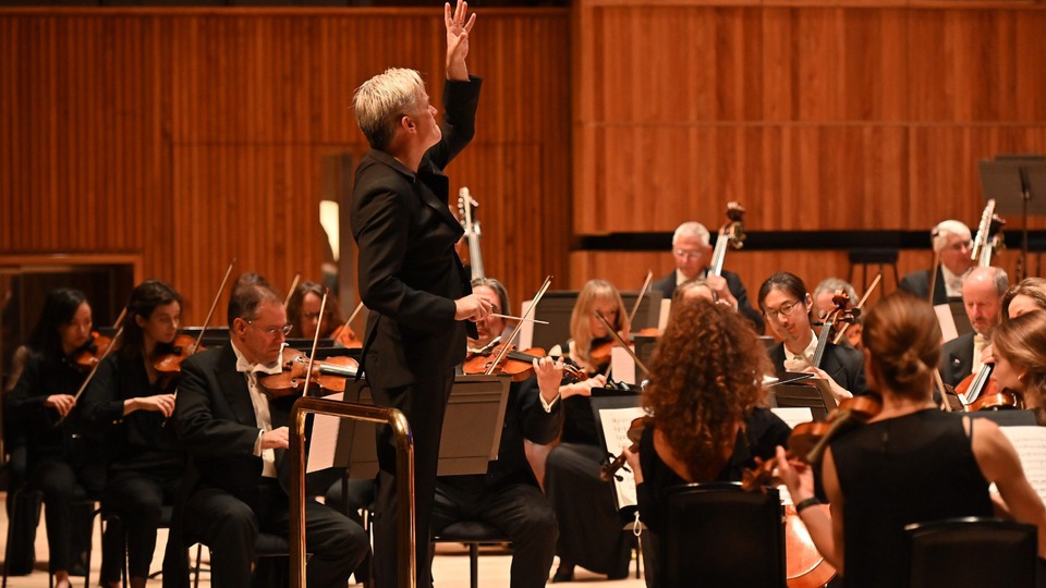 din-alpi-spre-auvergne-cu-orchestra-filarmonica-din-londra-dirijata-de-edward-gardner