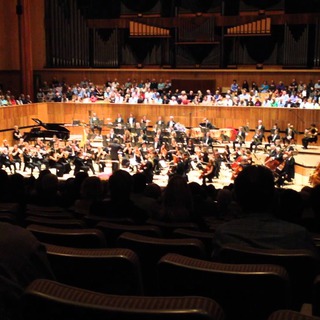 Program Beethoven-Stravinski propus de Orchestra Regal a Filarmonicii londoneze condus de Krzysztof Urbanski