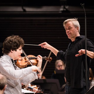 Live de la Amsterdam - violonistul Augustin Hadelich i dirijorul Hannu Lintu