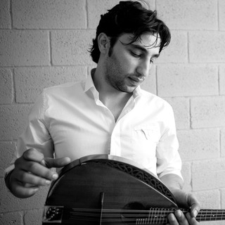 Avi Avital interpreteaz Concertul pentru mandolin &#537;i orchestr de Jennifer Higdon <br>la Alte Oper din Frankfurt