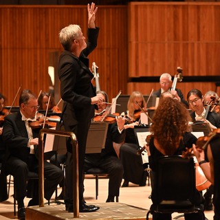 Din Alpi spre Auvergne, cu Orchestra Filarmonic� din Londra dirijat� de Edward Gardner