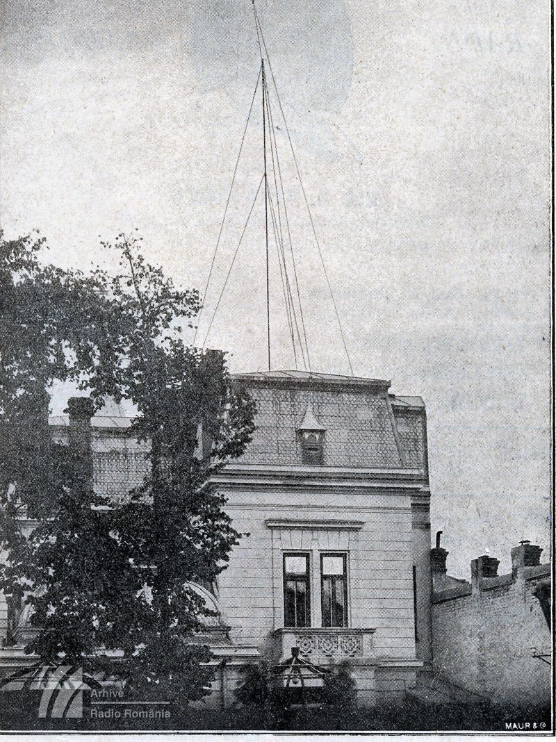 Antena postului de 400 W &#537;i o parte din clădirea Radioului (1928)