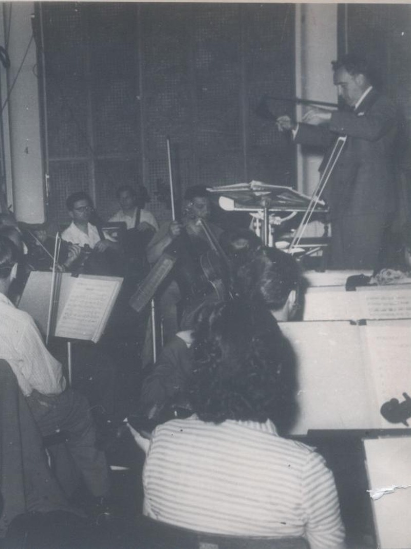 Festivalul Interna&#539;ional &#8221;George Enescu&#8221;, edi&#539;ia I, 1958. Constantin Silvestri dirijează Simfonia de cameră op. 33 pentru 12 instrumente soliste 