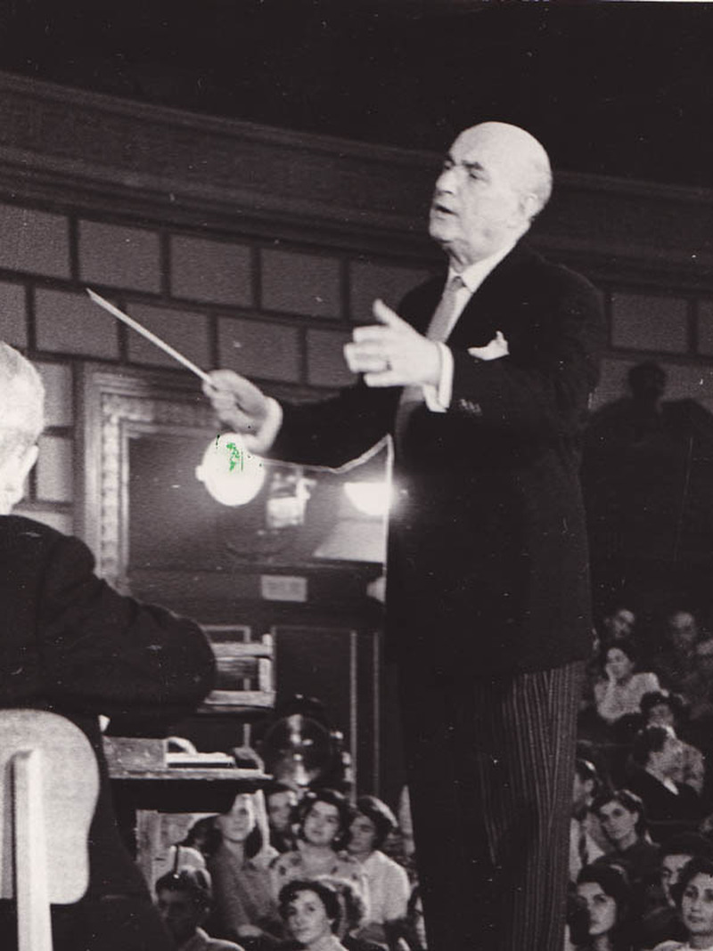 Festivalul Interna&#539;ional &#8221;George Enescu&#8221;, edi&#539;ia I, 1958. George Georgescu la pupitrul Orchestrei Filarmonicii bucure&#537;tene cu Simfonia a II-a &#8221;cu clopote&#8221; de Aram Haciaturian