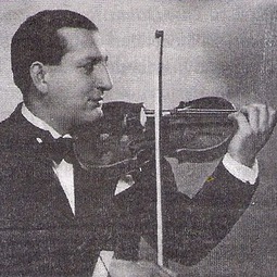 Violonistul Nicu Stnescu i formaia sa de muzic popular