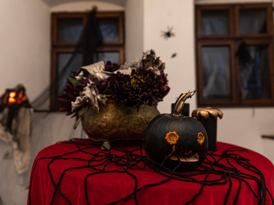 la-castelul-bran-au-inceput-pregatirile-pentru-petrecerea-de-halloween