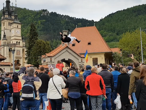 junii-tineri-organizeaza-azi-in-piata-unirii-aruncatul-in-tol