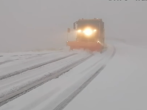 iarna-in-toata-regula-pe-transfagaraan-drumarii-recomanda-sa-cirulai-in-zona-cu-mainile-echipate-corespunzator-video