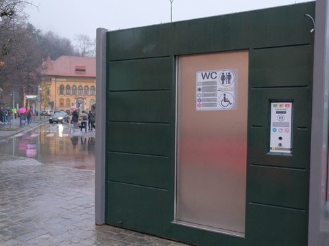 toaleta-automata-cu-autocuraare-i-facilitai-pentru-persoanele-cu-dizabilitai-langa-petrica