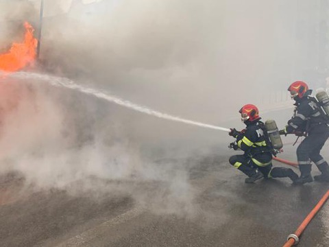 camion-in-flacari-in-parcarea-romcim-hoghiz