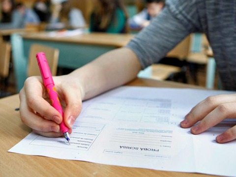 ministerul-educatiei-nu-este-de-acord-cu-renuntarea-la-tezele-elevilor