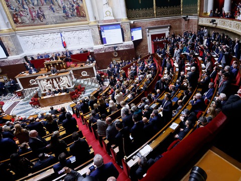 pariser-parlament-lehnt-misstrauensantrage-gegen-regierung-ab-weg-frei-fur-rentenreform