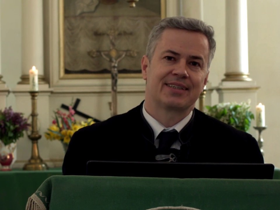 radio-andacht-mit-alfred-rudolf-dahinten-evangelischer-stadtpfarrer-in-muhlbach