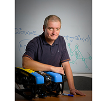 „Noua lume. Printre oameni �i robo�i”  Invitat: dl. prof. dr. Lucian Bu�oniu, Universitatea Tehnic� Cluj, membru corespondent al Academiei Rom�ne, sec�ia de �tiin�a �i tehnologia informa�iei